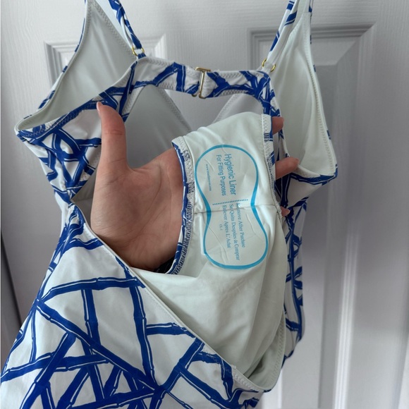 Vineyard Vines Bamboo Lattice Print One-Piece - Picture 6 of 8